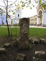 Подвір'я Михайлівського монастиря. Збільшити...(фото 2005р.)