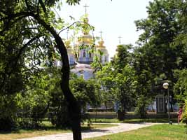 Михайлівський собор - з Володимирської гірки  . Збільшити...(фото 2005р.)