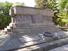  Могила загиблих моряків на кладовищі Комунарів в Севастополі.  Збільшити...(фото 2006р.)