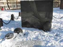 памятник на месте расстрела киевских динамовцев в Бабьем Яру