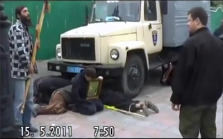 непокорних міліціянти потягли в автозак - православний люд з молитвами до Бога лягав під колеса... 